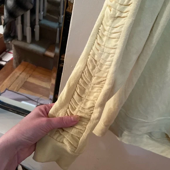 Peace love world Yellow Crewneck top - Picture 5 of 7